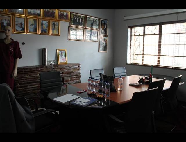 3 BEDROOM HOUSE FOR SALE IN BEZUIDENHOUT VALLEY